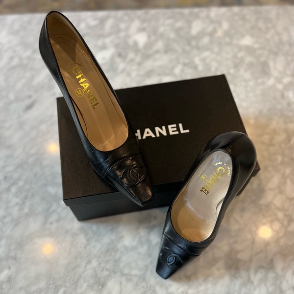 CHANEL CoCo Interlocking CC Black Lambskin Pumps - Picture 7 of 9